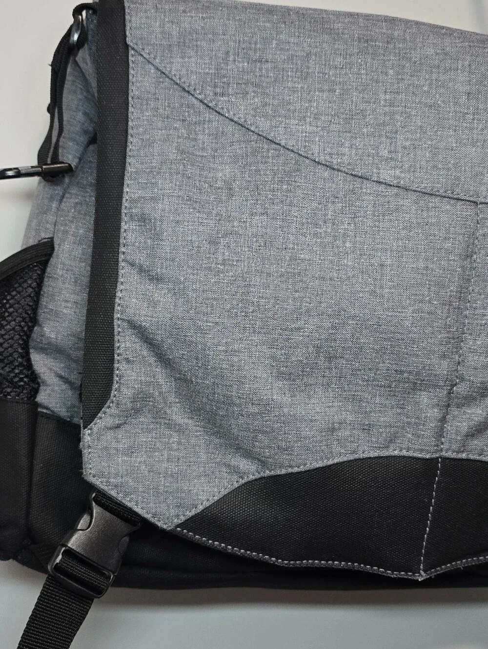 Skip Hop compact messenger